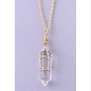 collar dorado con un cuarzo